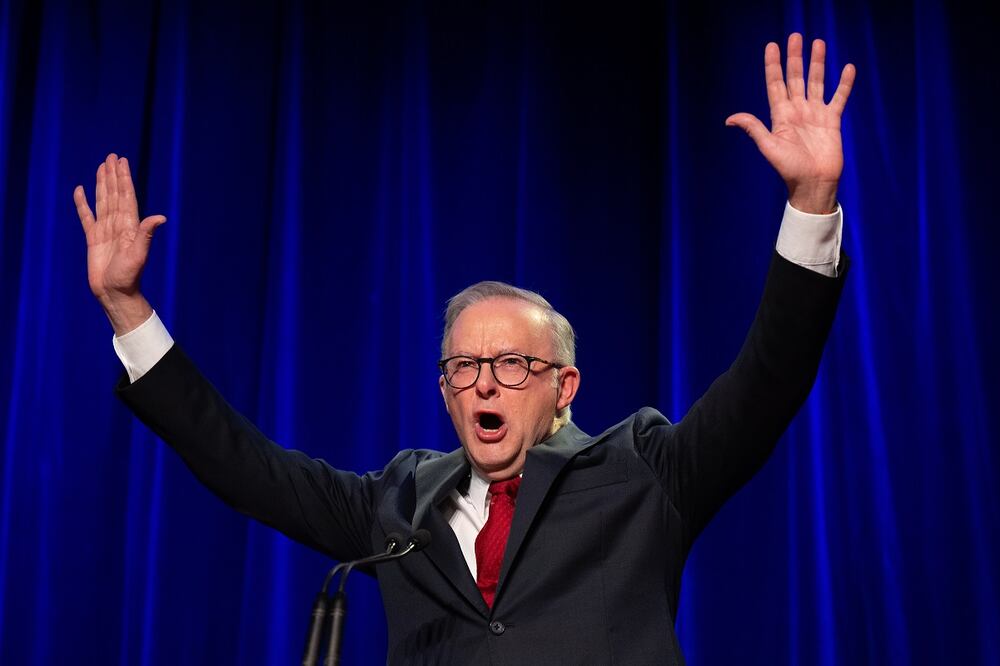 El primer ministro australiano, Anthony Albanese, habla en la función de la noche de las elecciones laboristas en el Club RSL de Canterbury-Hurlstone Park el día de las elecciones federales de 2025 en Sidney, Australia. Foto: EFE