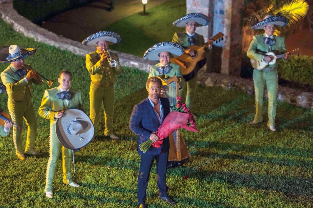 Emiliano lleva rosas y un mariachi para convencer a Verónica de que su amor es mejor que el de Martín (CORTESÍA)
