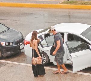 Hasta de viaje, Leonardo de Lozanne usa su cubrebocas