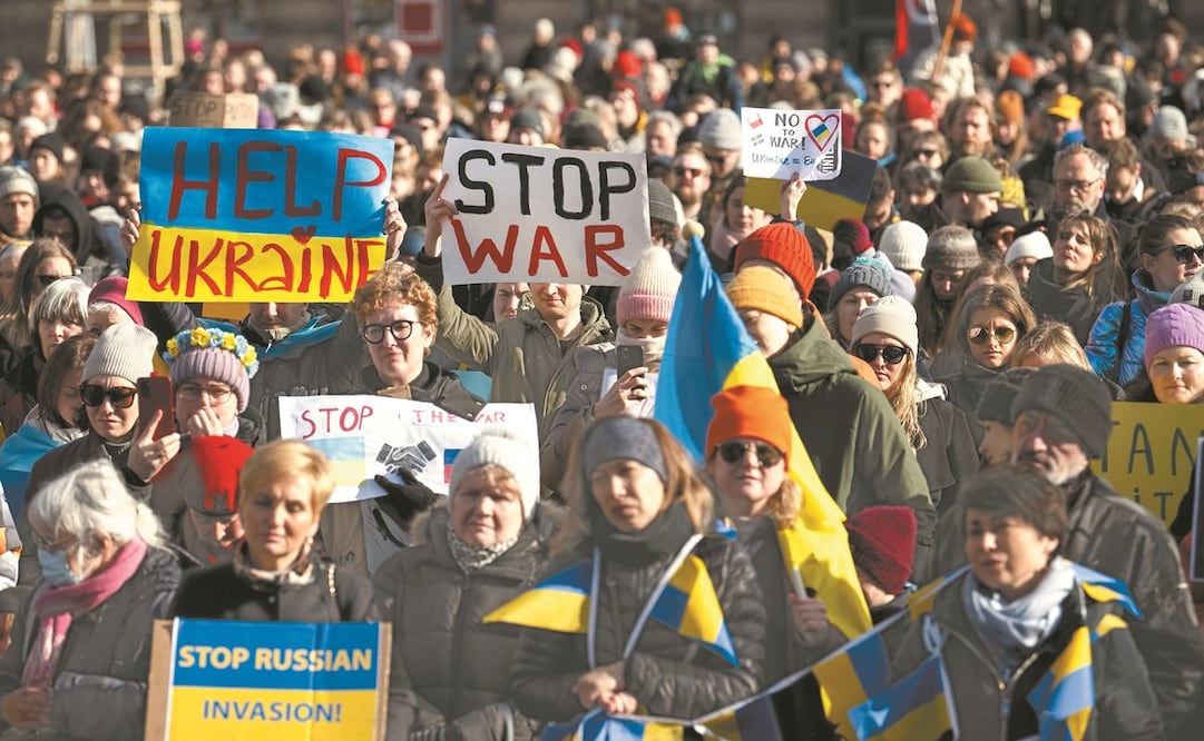 "Estaremos aquí todos los fines de semana, en París o en cualquier otro lugar, hasta que Putin se vaya, retire sus tanques", declaró a la AFP Aline Le Bail-Kremer, miembro de Stand With Ukraine. Foto: EFE 