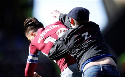 Aficionado entra al campo y agrede a futbolista del Aston Villa
