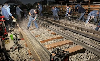 Realizan mantenimiento en vías del Metro de la Línea B; colocan 125 durmientes sintéticos