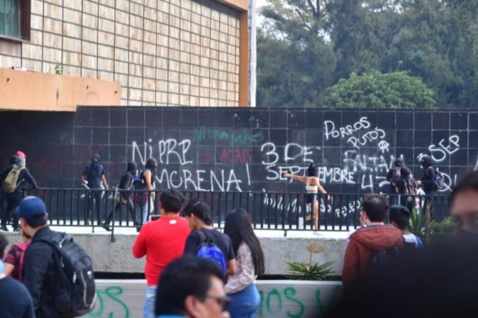 Encapuchados realizan pintas en Rectoría, a un año del ataque a estudiantes del CCH