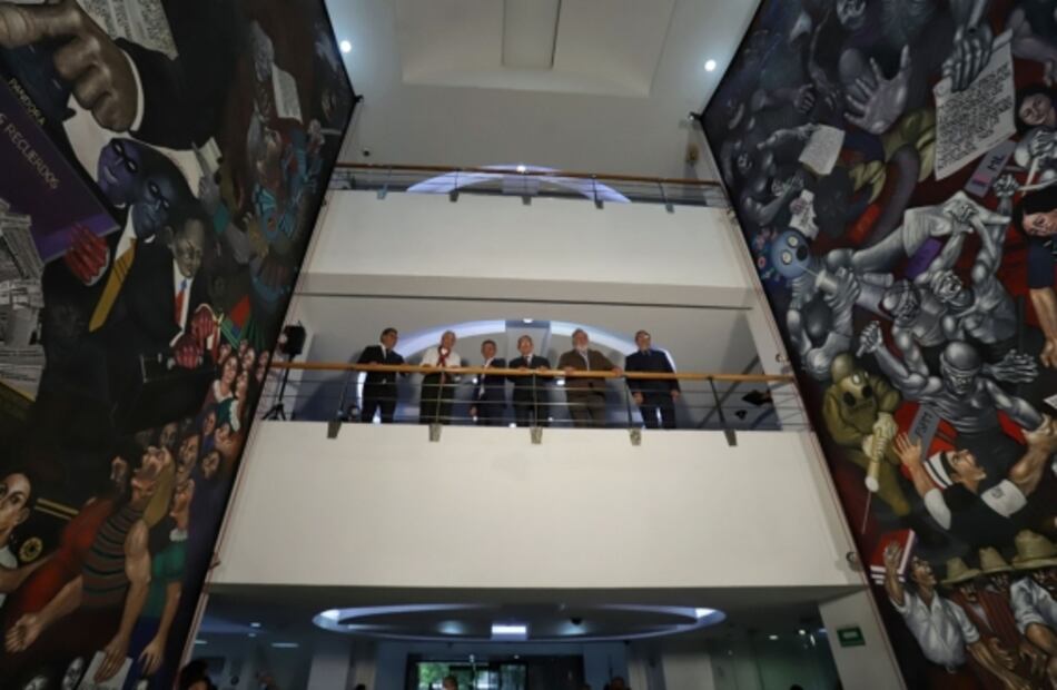 Con un lamento por el desprecio al muralismo, Ariosto Otero inaugura conjunto muralístico en la Secretaría de Gobernación 