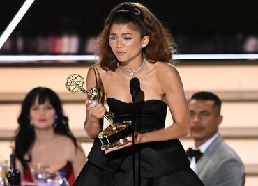 Zendaya a punto de romper en llanto tras recibir el Emmy a mejor actriz por “Euphoria”