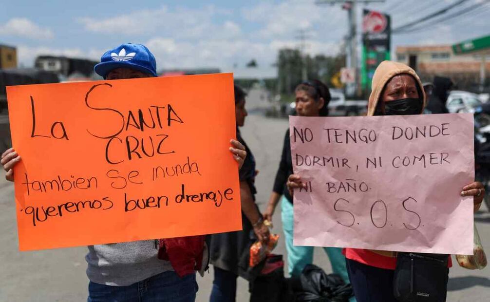 Habitantes de las colonias Culturas de México y Jacalones II, realizaron un bloqueo en la carretera Chalco-Cuautla, para exigir solución a los 18 días de inundaciones. Foto: Hugo Salvador/EL UNIVERSAL