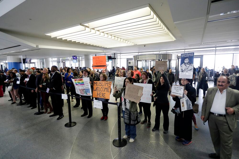 Manifestantes sostienen carteles en el aeropuerto internacional de San Francisco para protestar contra la orden ejecutiva del presidente de Estados Unidos, Donald Trump (Foto: Archivo/AP)