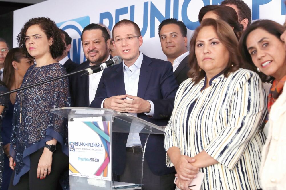 Arropado por los senadores panistas, el líder del blanquiazul, Ricardo Anaya, habló del reciente escándalo de su familia política. (LUCÍA GODÍNEZ. EL UNIVERSAL)