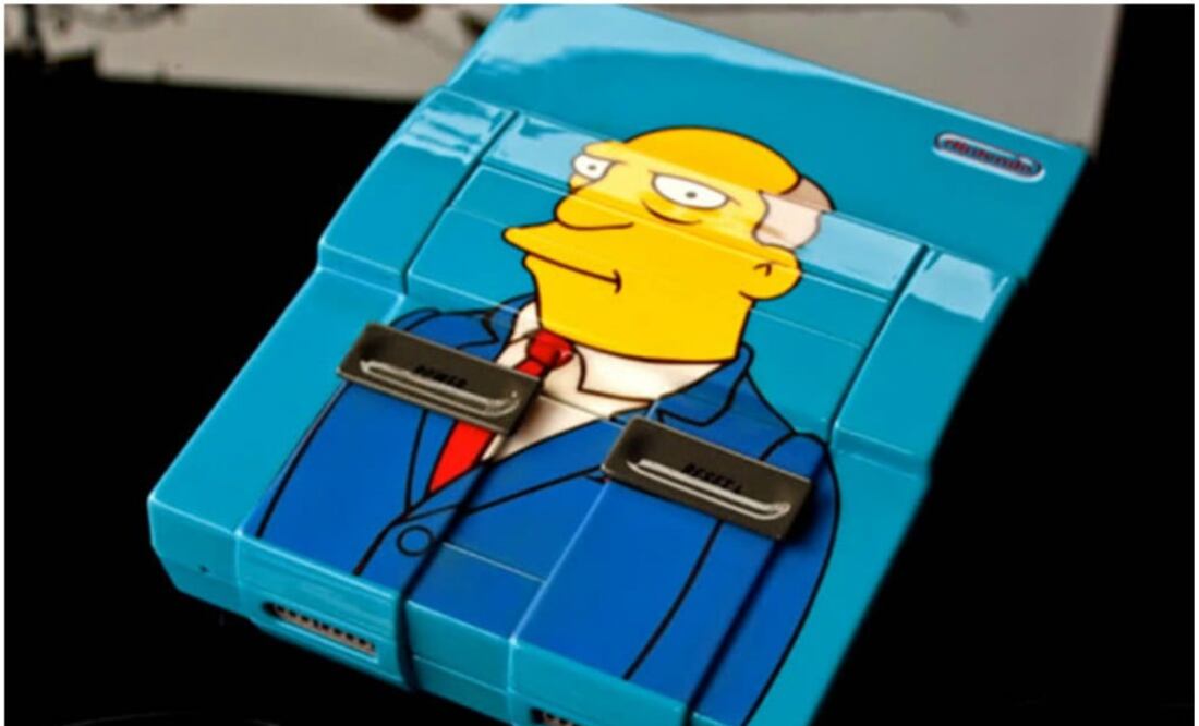 El detalle se encuentra hasta en los controles, donde se puede leer "Super Nintendo Chalmers", una buena versión del logotipo típico de SNES