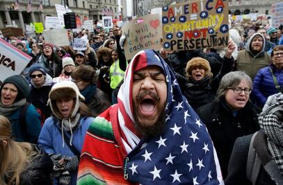 Juez bloquea decreto sobre migración de Donald Trump