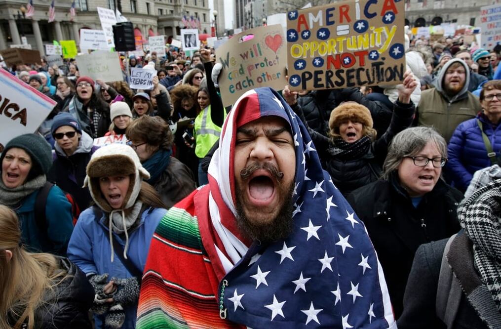 Un hombre envuelto con una bandera estadounidense grita consignas en Boston junto con otros manifestantes contra el decreto del presidente Donald Trump, que consiste en la restricción de ingreso a Estados Unidos a ciudadanos de siete países. Foto: AP