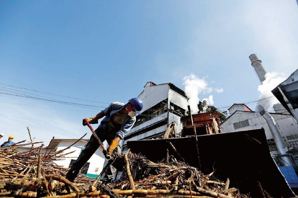 Venta a EU. El actual acuerdo indica que México debe exportar 53% del azúcar refinada y sólo 47% cruda. (EDGARD GARRIDO. REUTERS)