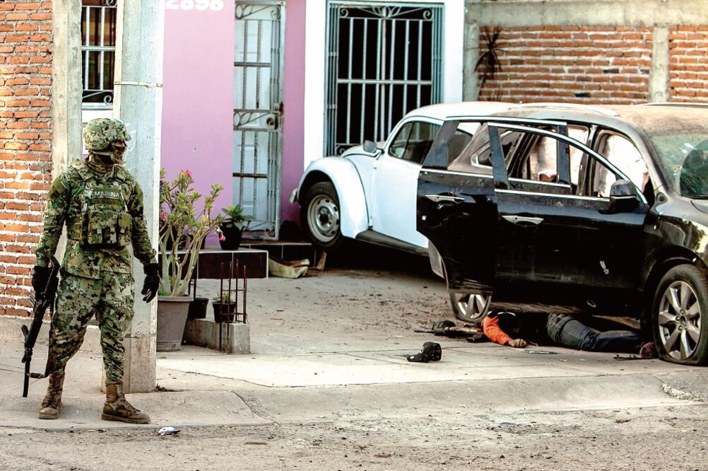 En el poniente de Culiacán, elementos de la Marina se enfrentaron a un comando que se resguardaba en el fraccionamiento Villas del Real. El tiroteo dejó cinco presuntos criminales y un uniformado muertos (RASHIDE FRIAS)