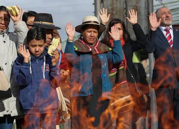 Bolivianos celebran con ritos ancestrales el solsticio de verano austral