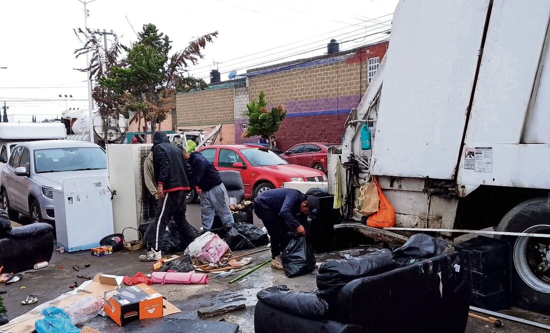 Vecinos de Rancho San Blas han tenido que tirar sus muebles a la basura, porque las aguas negras dañaron todo Foto: Rebeca Jiménez EL UNIVERSAL