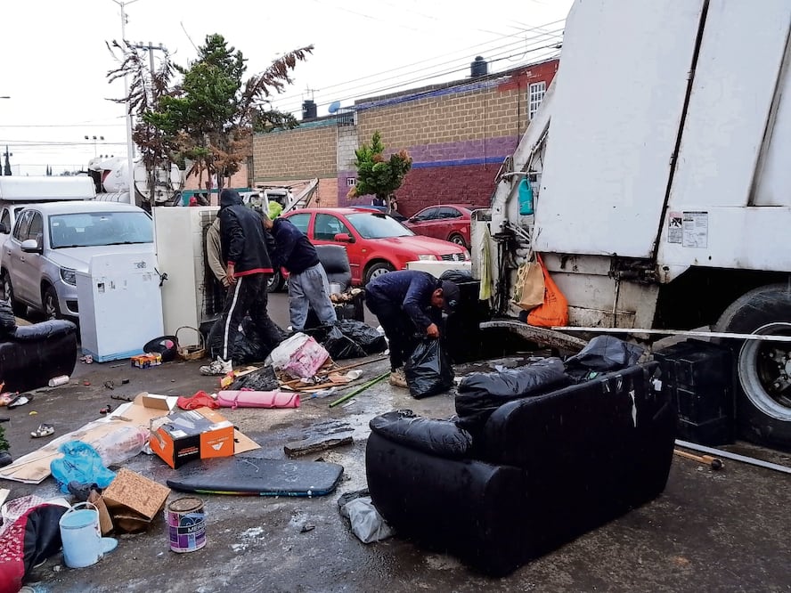 Vecinos de Rancho San Blas han tenido que tirar sus muebles a la basura, porque las aguas negras dañaron todo Foto: Rebeca Jiménez EL UNIVERSAL