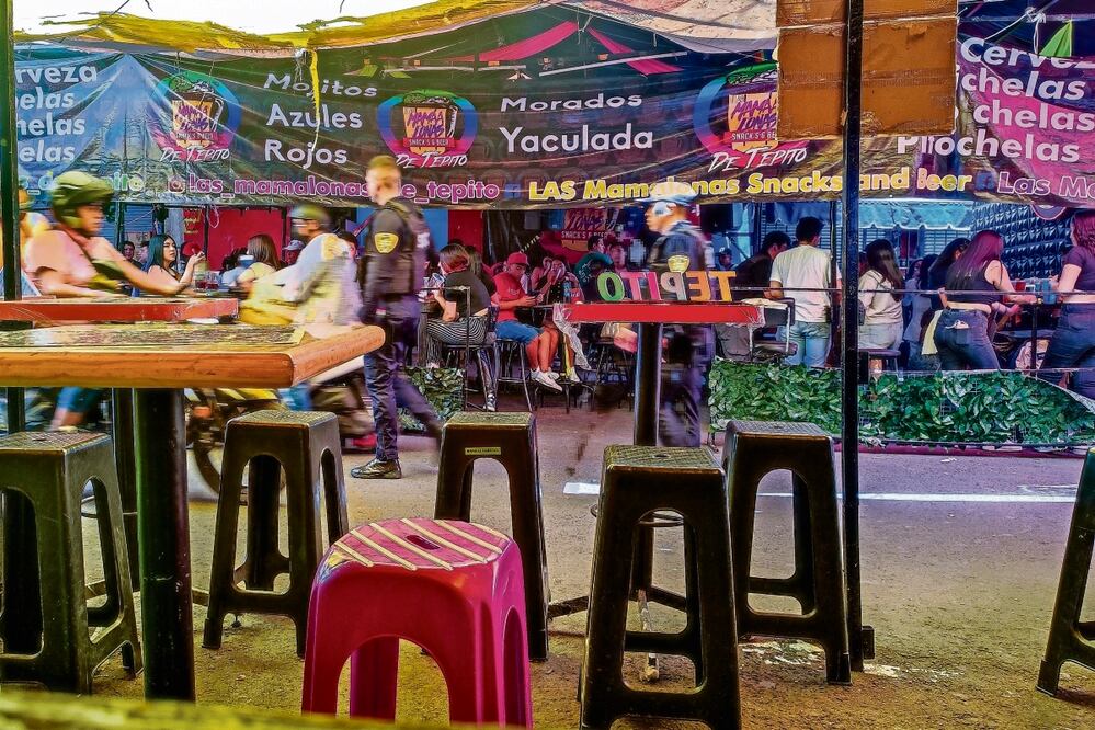 Desde temprano, las chelerías ofrecen sus servicios a los transeúntes; se oferta droga. Policías hacen sus rondines. Foto: Hugo Salvador / EL UNIVERSAL