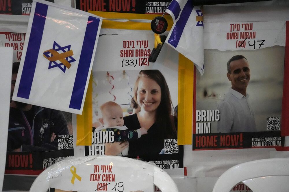 Un cartel muestra la imagen de Shiri Bibas, que fue secuestrada en Israel junto a su esposo y sus dos hijos pequeños el 7 de octubre de 2023 y llevada a Gaza, en Jerusalén, el 21 de febrero de 2025. Foto: AP