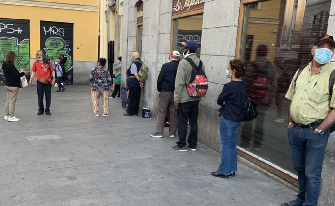 Las colas de gente a la espera de recibir alimentos se han hecho comunes en algunos puntos de Madrid, España (Foto: Carlos Gil Madrigal)