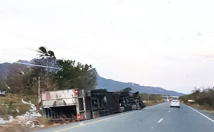 En Chiapas, no ha parado de llover, dice PC; viento derriba tráileres