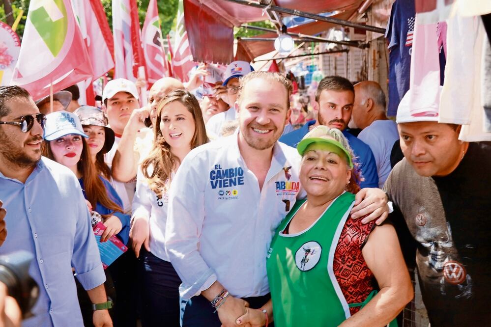 El abanderado del PAN-PRI-PRD recorrió Cuautepec Barrio Alto, en la GAM, donde convivió con vecinos y comerciantes. Foto: Especial