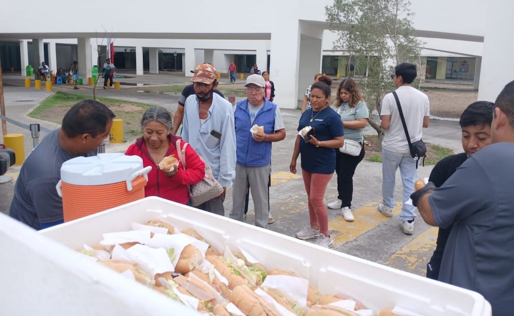 Brigadistas reparten alimentos afuera de hospitales en Reynosa, Tamaulipas; apoyan a familias vulnerables.
Foto: Especial.