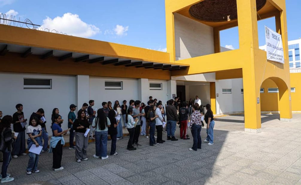 Entre nervios y bendiciones, aspirantes a la UNAM inician Examen de Control en Guanajuato; forman fila de más de 100 metros.
Foto: Gabriel Pano / EL UNIVERSAL