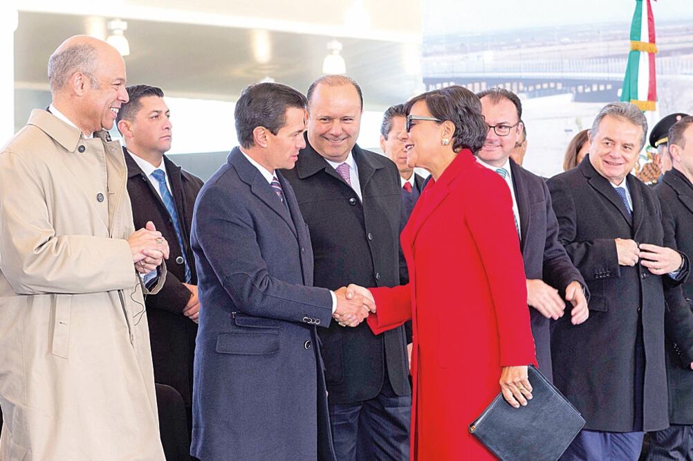 Tras inaugurar el puente fronterizo Guadalupe-Tornillo y el entronque La Ribereña, en Chihuahua, el presidente Enrique Peña Nieto se reunió con los secretarios de Seguridad Nacional y de Comercio de Estados Unidos (PRESIDENCIA)