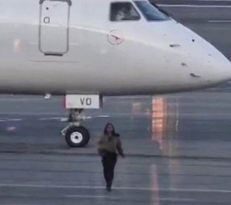 La mujer fue detenida por la Policía Federal Australiana. Foto: tomada de video