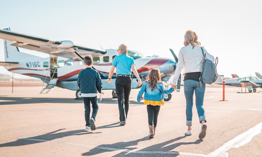 Muchas aerolíneas, incluidas las “low cost”, consideran el portar una maleta de mano como un servicio de cargo extra. Imagen: Unsplash