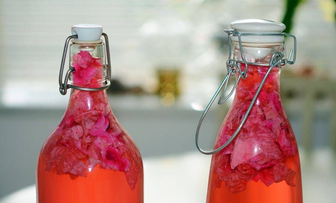 El agua de rosas es una bebida refrescante que puedes tomar para tratar diversas afecciones / Foto: Pixabay