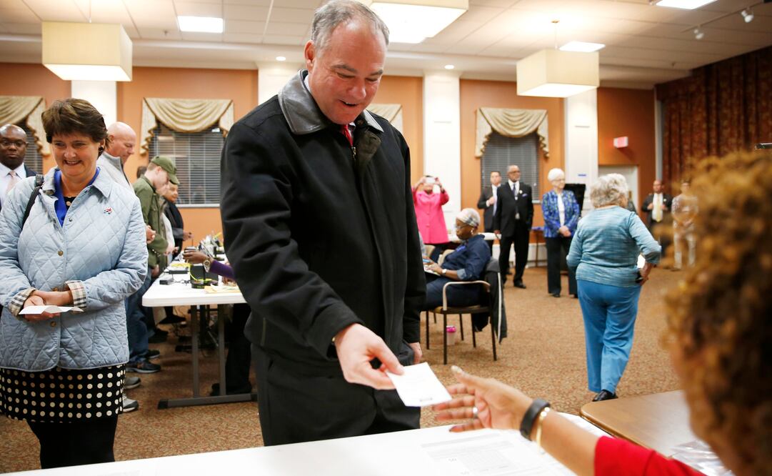El candidato demócrata a la Vicepresidencia, Tim Kaine, emitió su voto en Virginia y relató su experiencia al vivir la transición a la democracia en Honduras, cuando era misionero. Foto: AP/Archivo