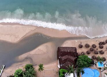 Social media user denounces sewage spill in Acapulco