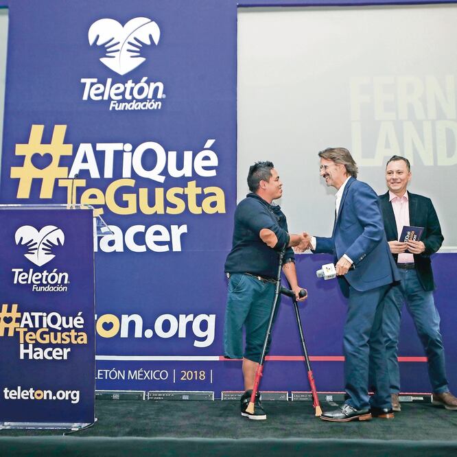 El evento para anunciar el Teletón 2018 estuvo conducido por el locutor Mariano Osorio (primero der. a izq.) y por el presidente de Fundación Teletón, Fernando Landeros (segundo de der. a izq.). (IRVIN OLIVARES. EL UNIVERSAL)