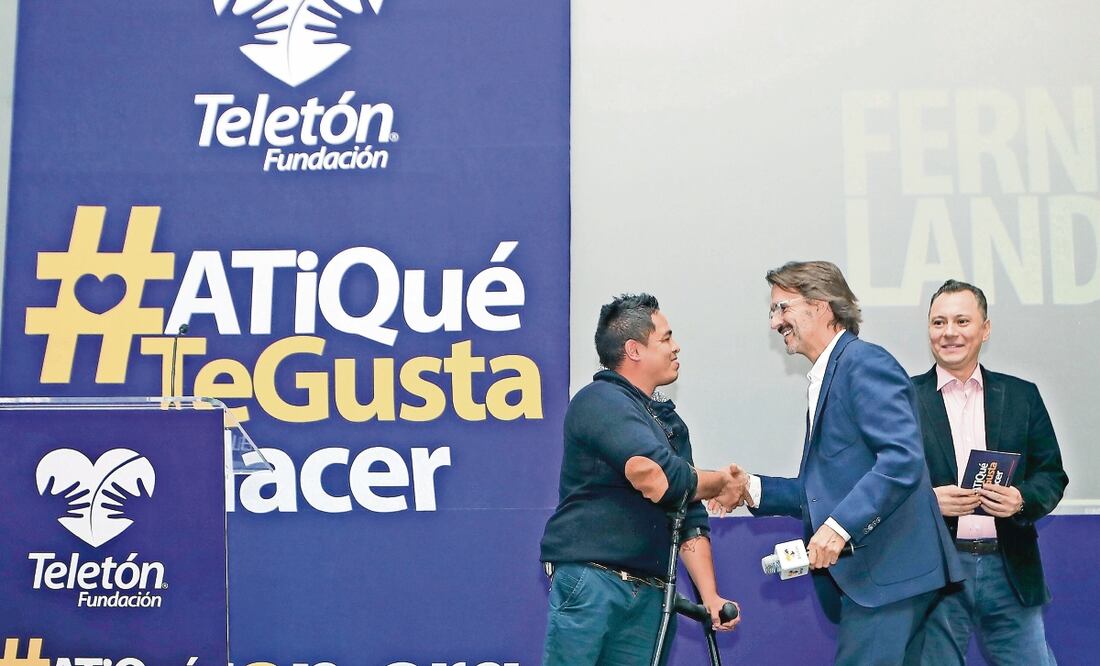 El evento para anunciar el Teletón 2018 estuvo conducido por el locutor Mariano Osorio (primero der. a izq.) y por el presidente de Fundación Teletón, Fernando Landeros (segundo de der. a izq.). (IRVIN OLIVARES. EL UNIVERSAL)