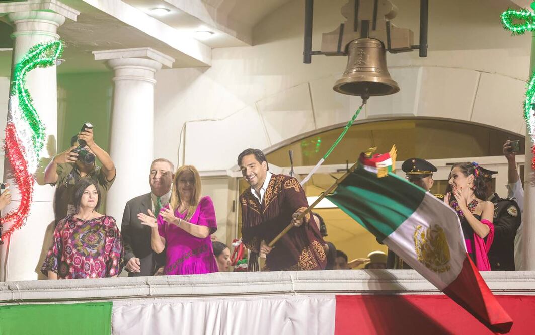 Mojados pero contentos los más de 15 mil ciudadanos reunidos en la plaza Miguel Hidalgo y Costilla, respondieron a la arenga del presidente municipal Carlos Peña Ortiz. Foto: Especial