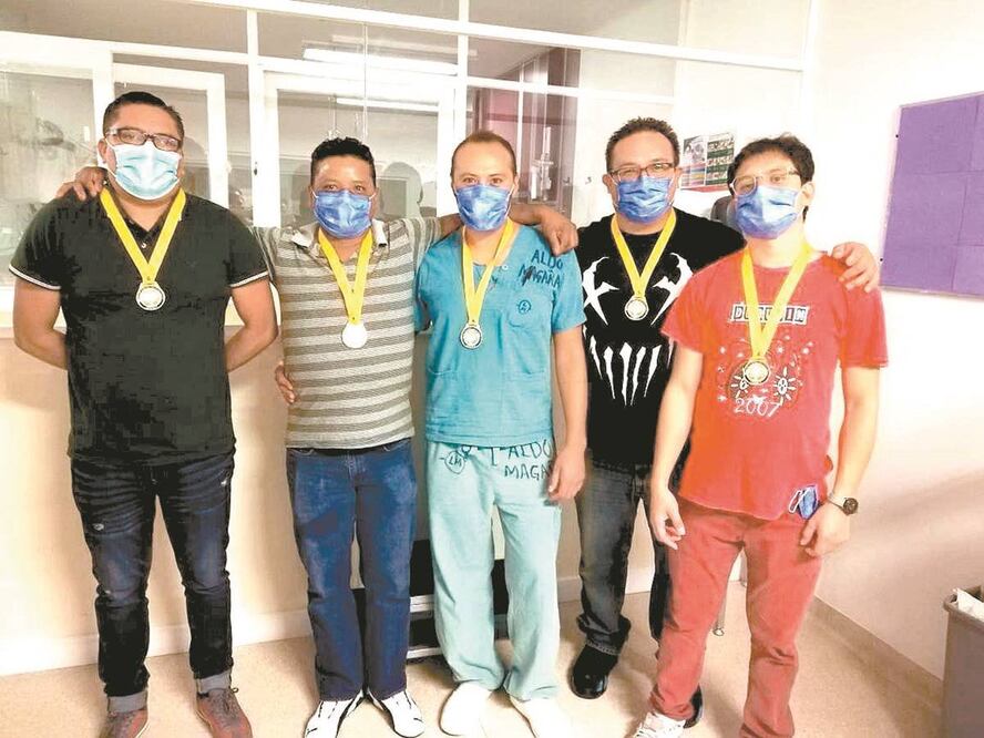 Personal médico del Hospital General Tláhuac que se desempeña en el área Covid-19 se ha entregado medallas de reconocimiento por estar en la primera línea de batalla. Foto: Jair Eloy Jurado. CORTESÍA