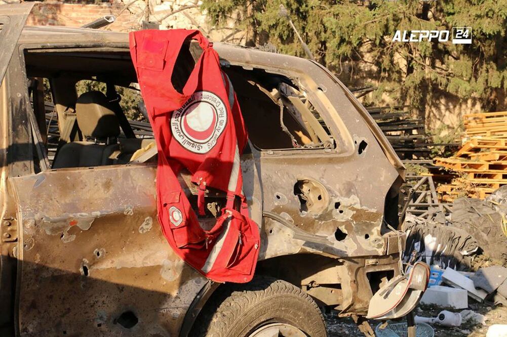 Una bandera con la Media Luna roja Árabe Siria colgada sobre uno de los vehículos del convoy de ayuda humanitaria que fue bombardeado en Aleppo (Foto: AP)