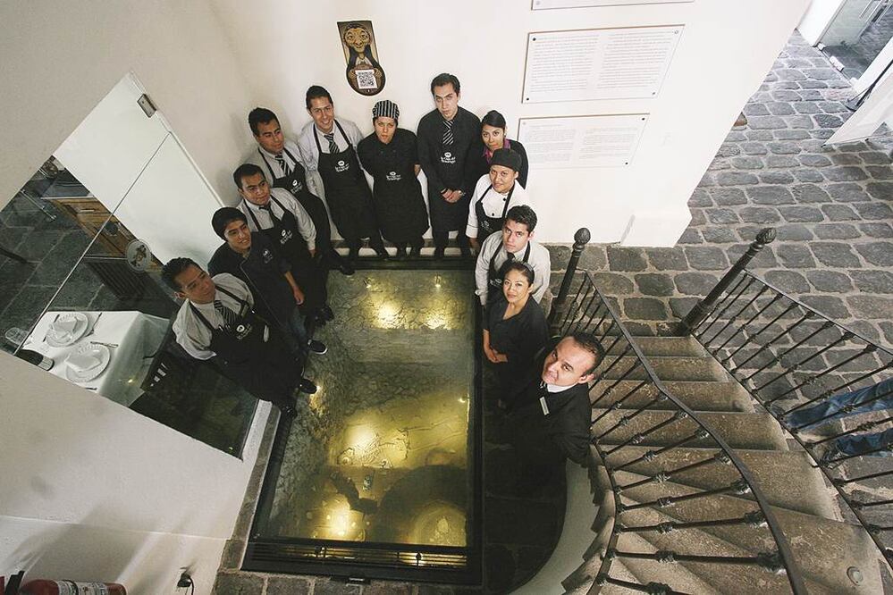 José Lozano, dueño del restaurante, asegura que los comensales se acercan con respeto a la tumba de "Chuchita". La mesa que se ubica junto a la vitrina con los restos de la mujer olmeca es una de las más solicitadas. Foto Omar Contreras