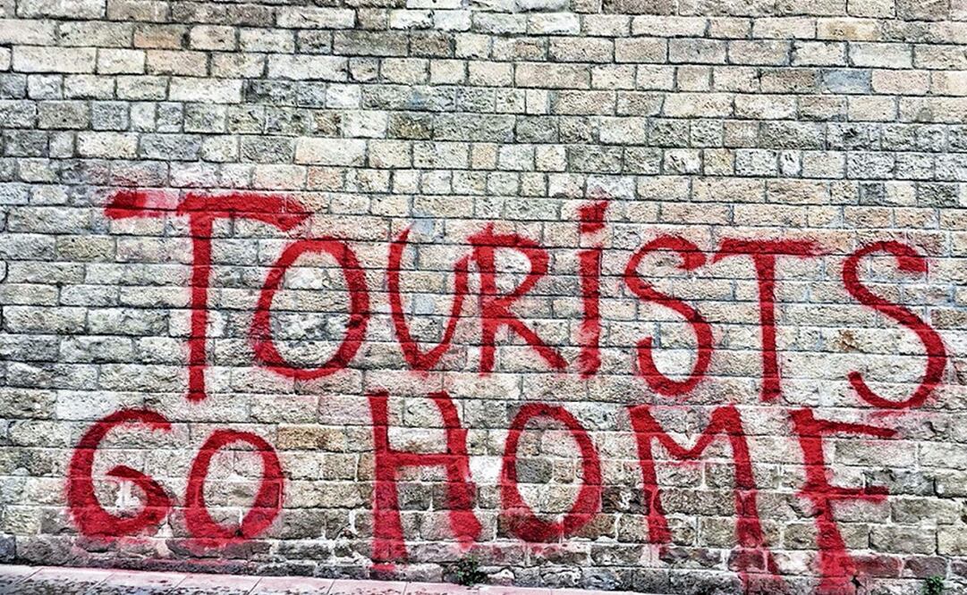 Un mensaje más que directo en un muro de una ciudad europea: “Turistas, váyanse a casa”. Foto: Especial.