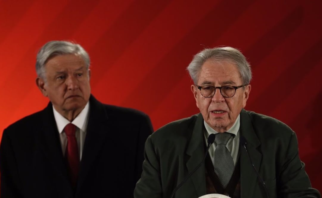 El secretario de Salud, Jorge Alcocer. atrás, el presidente Andrés Manuel López Obrador. Foto: Juan Carlos Reyes/EL UNIVERSAL