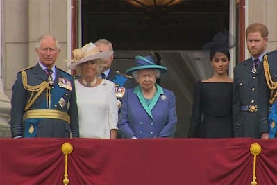 La reina Isabel II asiste al centenario de la Real Fuerza Aérea