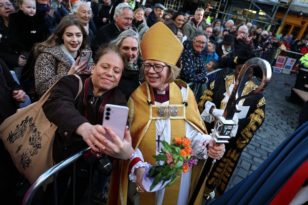 Sarah Mullally se toma foto con los fieles, tras asumir como Arzobispa de Canterbury, líder de la Iglesia anglicana.  FOTO: EFE