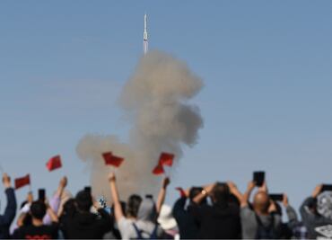 China lanza con éxito su primera misión tripulada con dirección a su estación espacial