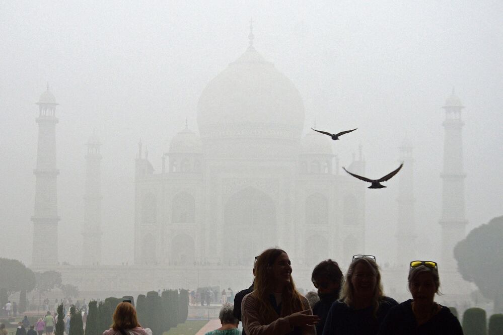 Los medios de comunicación titulan las notas del clima usando las palabras “tóxico" y “mortal”, para hacer referencia al aire que actualmente respiran los ciudadanos de Delhi. FOTO: PAWAN SHARMA. AFP