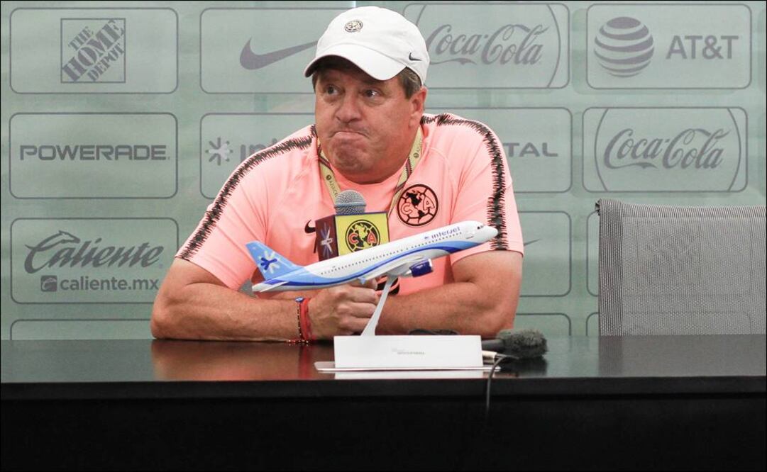 Una derrota más del América y otro dedazo de Miguel Herrera sobre el arbitraje. Foto: Imago 7