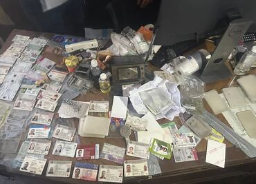 Caen falsificadores de documentos en Santo Domingo; autoridades catean inmueble que era usado como taller en el Centro Histórico