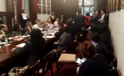 Jaloneos revientan reunión en la Asamblea Constituyente