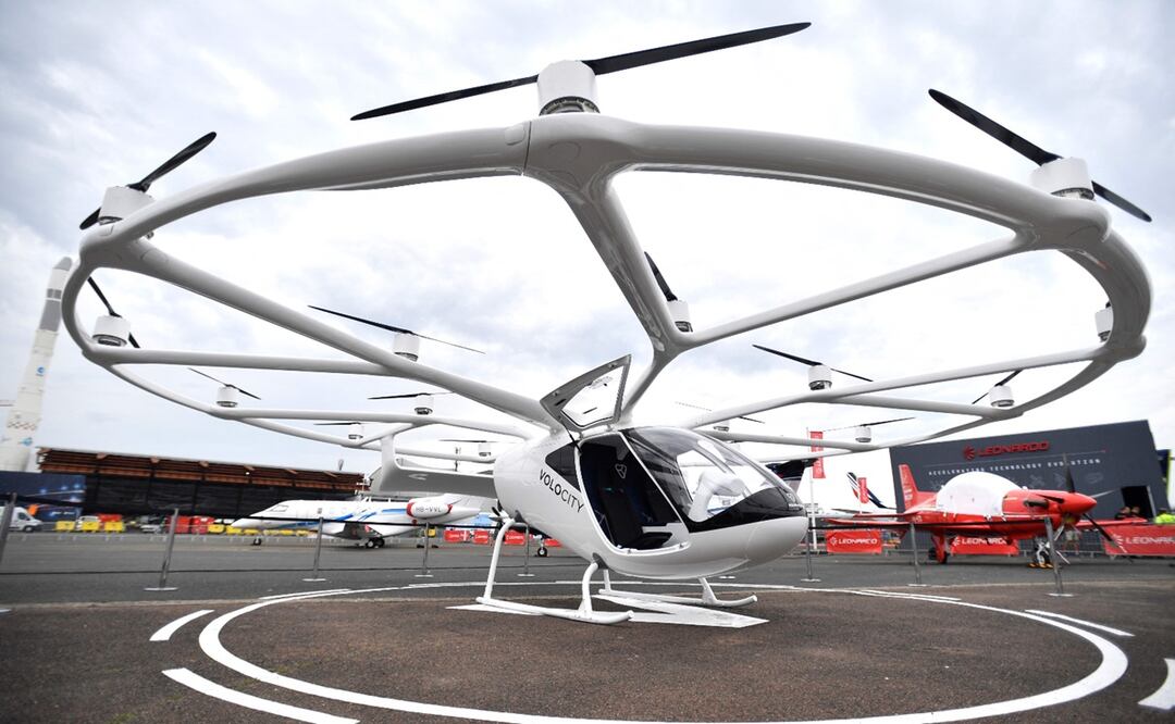 Las aeronaves a propulsión eléctrica cuentan con dos plazas y durante los Juegos, recorrerán, de forma experimental, tres líneas en París y sus alrededores. Foto: AFP