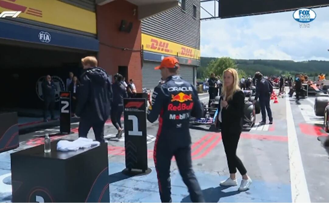 Checo Pérez salió molesto mientras Verstappen festejaba / Foto: Especiales